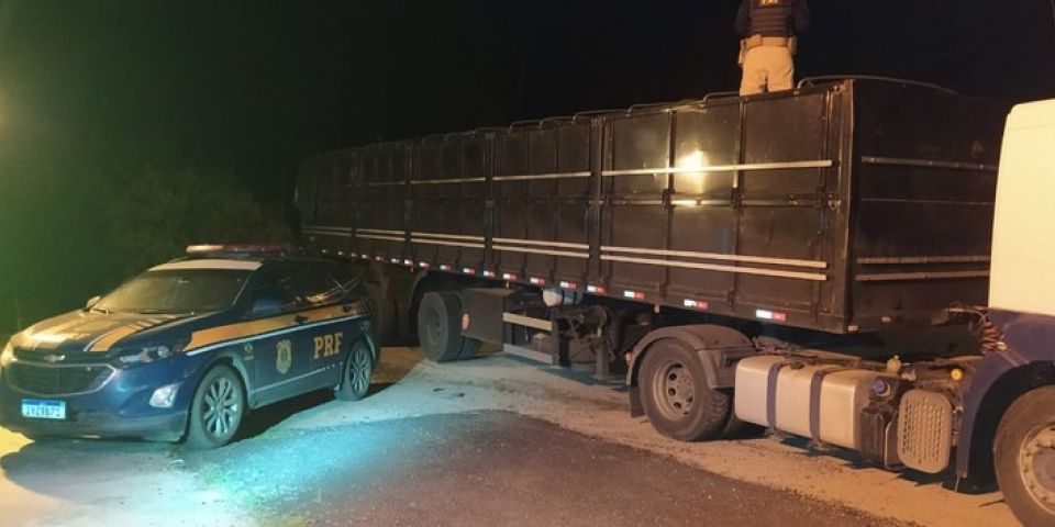 PRF apreende carreta com carga milionária importada ilegalmente na BR-116 em Pelotas