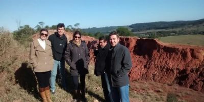 Comitiva vistoria saibreiras no interior de Camaquã