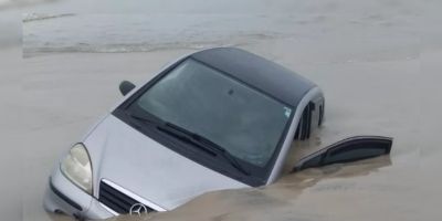 Veículo aparece atolado na beira de praia do litoral gaúcho 