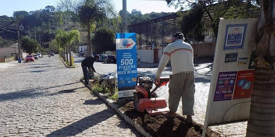 Revitalização dos canteiros centrais em Dom Feliciano