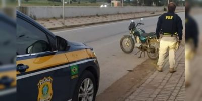 Homem com motocicleta clonada é preso trafegando na contramão na BR-116 em Camaquã 