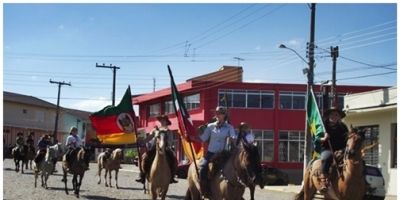 Cristal - realizada a 1ª Cavalgada Feminina em homenagem ao Dia da Mulher