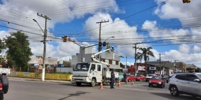 Servidores realizam manutenção em sinaleira no centro de Camaquã