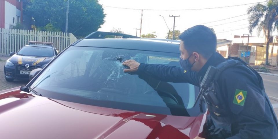 Homem é preso pela PRF após arremessar barra de ferro em automóvel na BR-290 