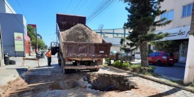 Rompimento de cano provoca falta d'água nas imediações da Avenida Sete de Setembro em Camaquã