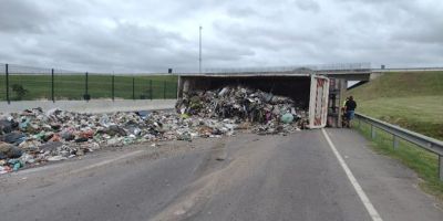 Carreta tomba e interrompe trânsito na BR-116 em Pelotas 