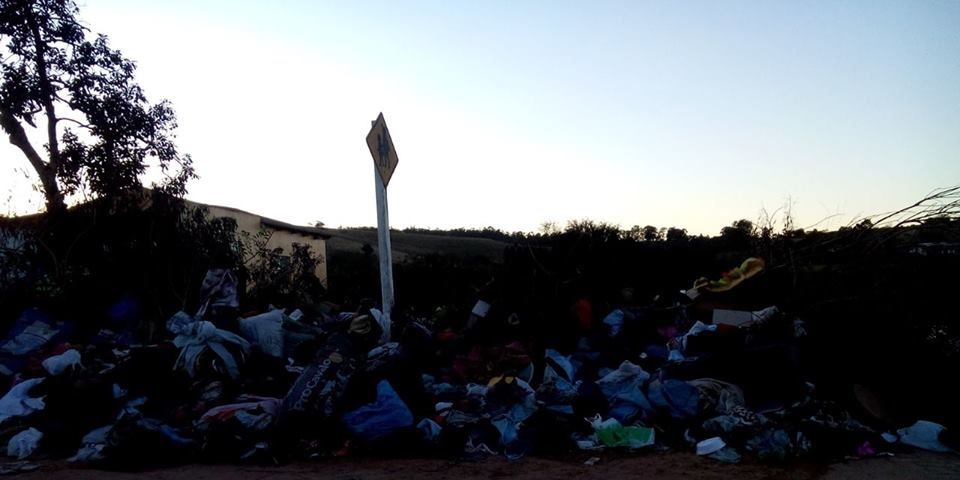 Roupas jogadas fora na ponta do Prado em Camaquã