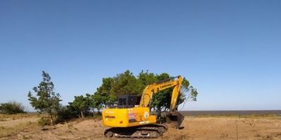 Projeto de limpeza e ampliação da orla da praia começa a ser executado em Arambaré