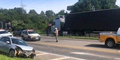 Colisão entre carro e caminhonete tira a vida de três homens na ERS-453