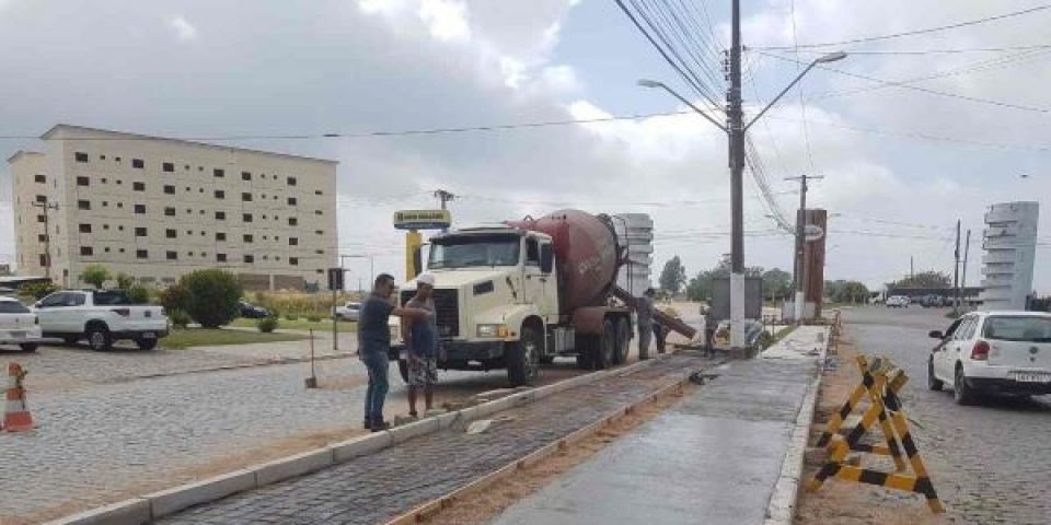 Construção da ciclovia na Av. Loureiro da Silva segue a todo vapor em Camaquã