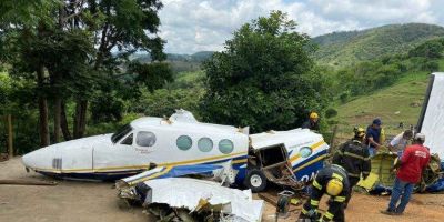 Avião é retirado do local onde caiu em Minas, matando cinco pessoas