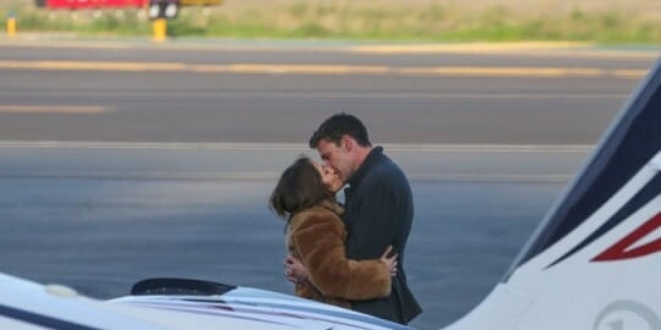 Ben Affleck e Jennifer Lopez se beijam em aeroporto de Los Angeles 