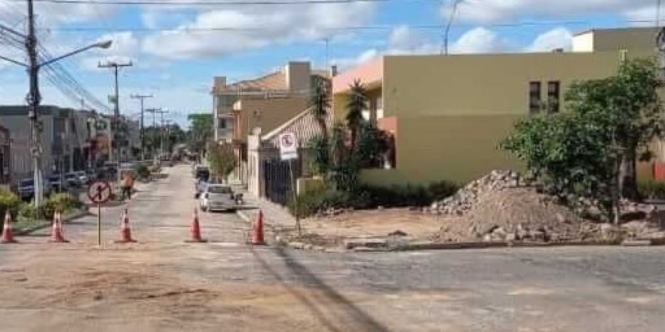 Obras de substituição de rede da Corsan causam bloqueio no trânsito em Camaquã