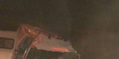 2 pessoas morrem e 3 ficam feridas em acidente entre ambulância e carro na BR-116 em Camaquã