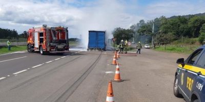 Carreta incendeia na BR-101 no RS