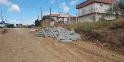 Trecho da Rua Otávio Job começa a receber pavimentação em Camaquã