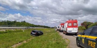 Caminhonete sai da pista e capota na BR-116 em Camaquã