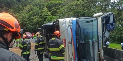 Ao menos cinco pessoas morrem em acidente com ônibus de turismo em SP