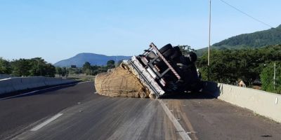 Caminhão carregado com batatas tomba em rodovia do Litoral Norte