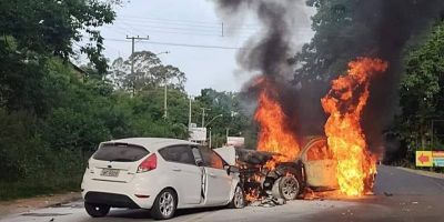 Veículos pegam fogo após colisão frontal na Região Metropolitana   