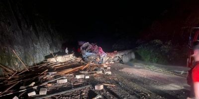 Caminhoneiro morre após bater em paredão de pedras na Serra Gaúcha 