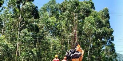 Bombeiros resgatam paraquedista que caiu sobre rede elétrica no RS