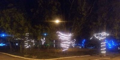 Praça do bairro Floresta recebe decoração natalina em Camaquã