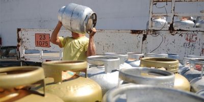 Famílias do CadÚnico terão vale-gás para comprar botijão pela metade do preço