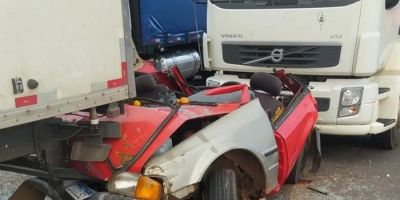 Carro fica prensado entre dois caminhões em rodovia gaúcha