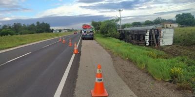 Motorista perde o controle de direção e caminhão sai da pista na BR-116 em Camaquã