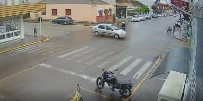 VÍDEO: acidente envolve carro e moto no centro de Camaquã