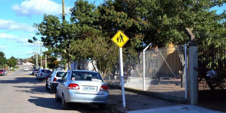Divisão de Trânsito melhora a sinalização em frente a EMEI Irmãs Bernardinas em Camaquã