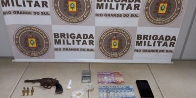 Homem com drogas, arma, munições e dinheiro é preso em Camaquã