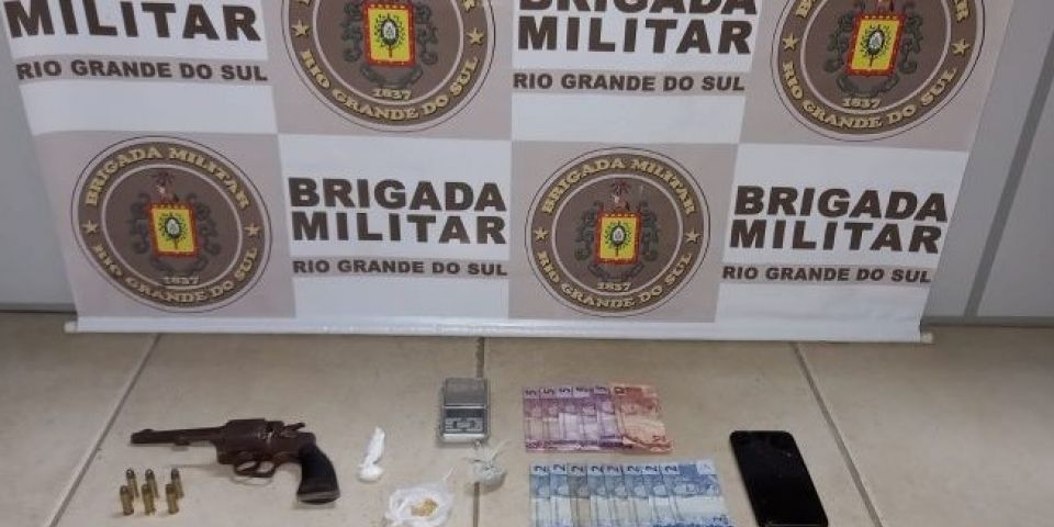 Homem com drogas, arma, munições e dinheiro é preso em Camaquã