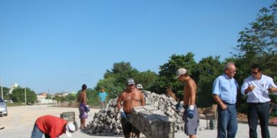 Camaquã - obras de pavimentação em andamento nos bairros da cidade