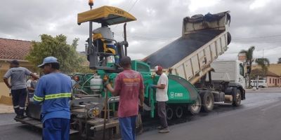 Obras de asfalto em fase final na Rua Marechal Floriano em Camaquã