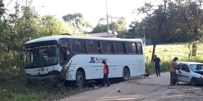 Acidente entre ônibus e carro deixa ferido no interior de Cristal