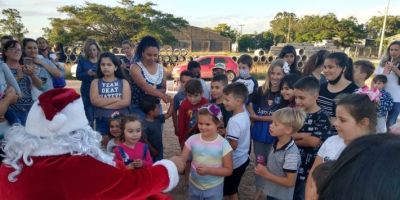 Papai Noel visita Clube de Mães do Banhado do Colégio