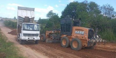 Obras de revitalização de estradas da zona rural seguem a todo vapor em Amaral Ferrador