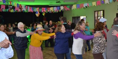 Projeto Conviver realiza baile junino da terceira idade em Camaquã
