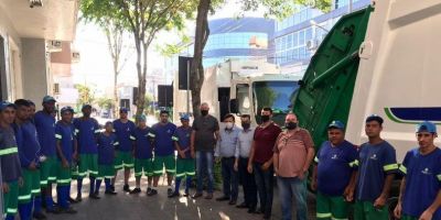 Entrega de dois novos caminhões amplia a coleta de lixo domiciliar em Camaquã