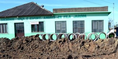 Rua Miguel Lopes de Almeida recebe obras de drenagem em Camaquã