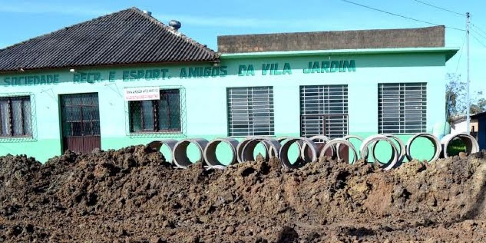 Rua Miguel Lopes de Almeida recebe obras de drenagem em Camaquã