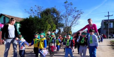 EMEI Irmãs Bernardinas realiza passeata em Camaquã