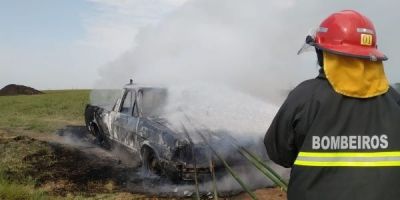 Caminhonete é consumida pelo fogo na zona rural de Tapes