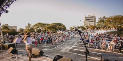 Noite de domingo com shows na praça Zeca Netto em Camaquã