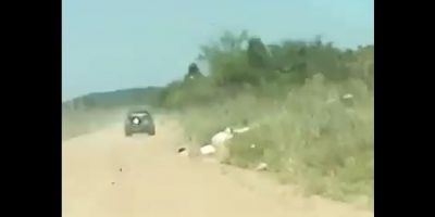 Lixo é jogado na estrada por ocupantes de caminhonete no interior de Camaquã 