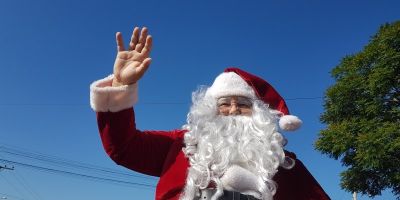 Papai Noel faz carreata e distribui doces para crianças em Camaquã