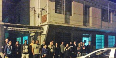 Amigos e familiares de jovem morto a facadas fazem protesto em frente à Delegacia