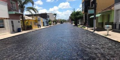 Rua Acindino Inácio Dias começa a receber primeira camada de asfalto em Camaquã 